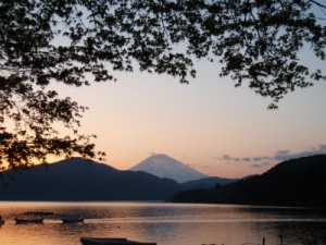 芦ノ湖から見る富士山の夕焼け