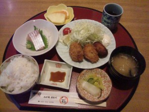 糸魚川駅前膳処くろひめ日替わりランチ牡蠣フライと刺身定食